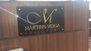 Placa de vidro com logotipo Martins Veiga