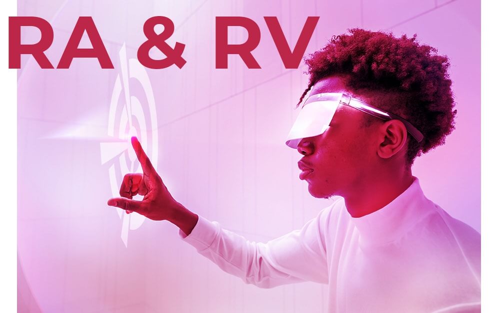 RA&RV Homem com óculos de realidade virtual tocando o logotipo da Marketeiros que está flutuando. Nas cores da pantone 2023