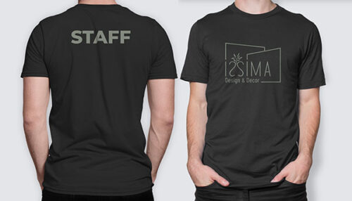 Dois homens com camisetas pretas que as mostrando de frente e de costas do pescoço pra baixo com o logotipo Issima Design e Decor no da frente e STAFF no de costas