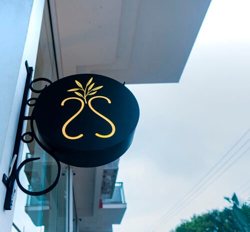 Selo da Issima Design e Decor aplicado no Display