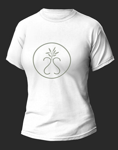 Camiseta branca com selo da Issima Design e Decor