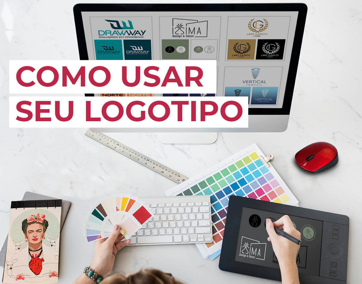 Como usar seu Logotipo. Vista aéra de uma mesa com um bloco com a imagem de Frida Kahlo, uma pessoa segura uma paleta de cores em uma mão e desenha em uma mesa digitalizadora alguns logotipos. Abaixo outra paleta de cores e à frente um monitor exibe diversos logotipos.